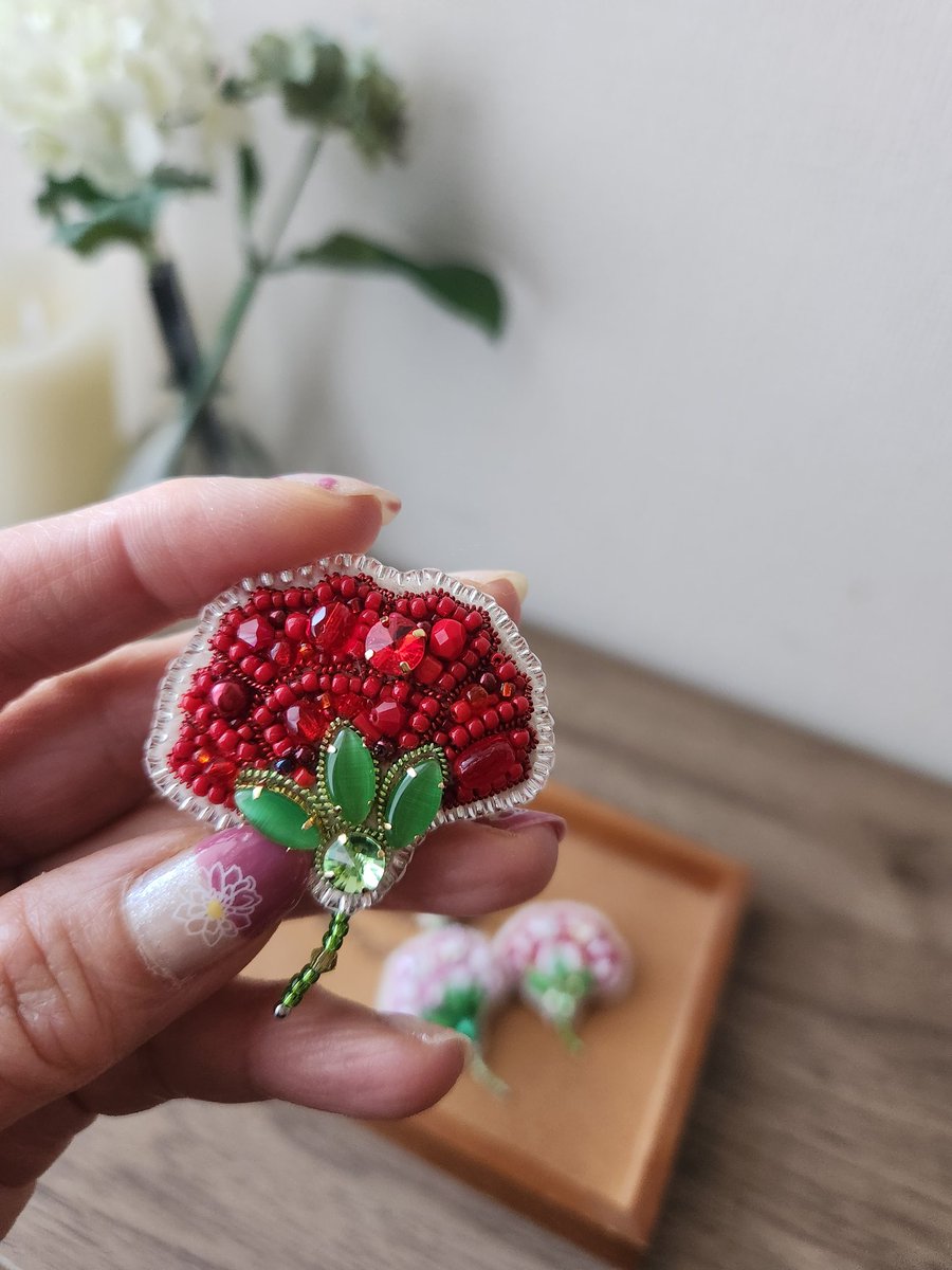 母の日カーネーション 今年は赤多めです。 #ハンドメイド #ビーズ刺繍