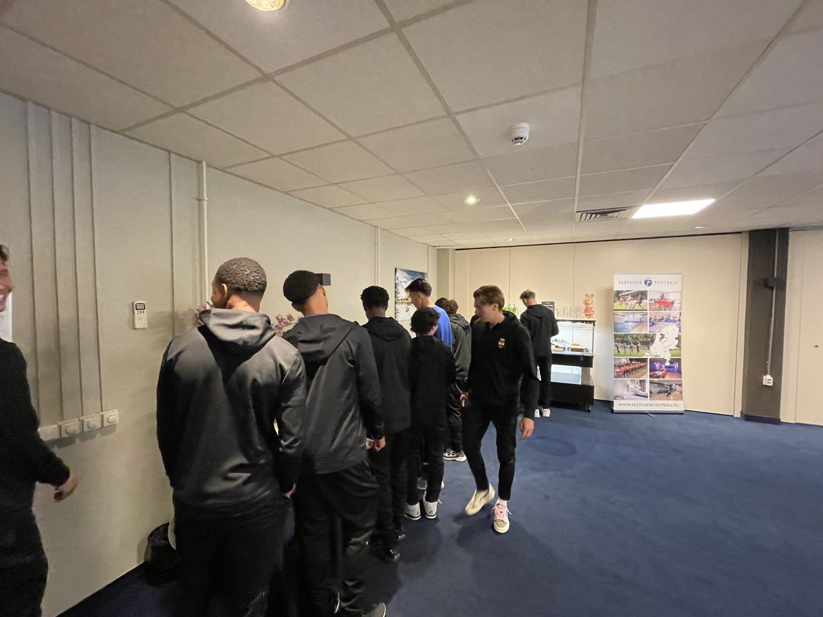 FletcherFootbal's tweet photo. Wij danken @WillemII 𝐎𝟐𝟏 voor de komst naar 𝐅𝐥𝐞𝐭𝐜𝐡𝐞𝐫 𝐇𝐨𝐭𝐞𝐥 𝐃𝐞 𝐄𝐞𝐬𝐞.
We wensen Willem II O21 veel succes met de wedstrijd tegen sc Heerenveen O21.⚽️
#HEEWIL #WillemII #WillemIIO21 #tilburg #deeese #fletcherfootball #sportmaaltijd #teambespreking #voetbal https://t.co/a0k7lLrzDP