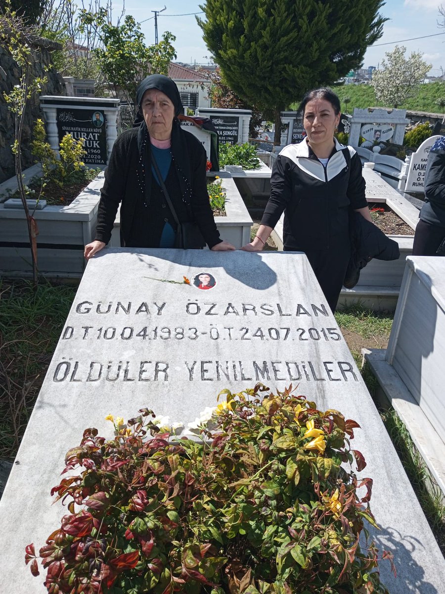 ta124663's tweet photo. @86tayadli    TAYAD'lı Aileler mezarlarımiz ziyaret ederek temizliklerini yaptılar şehitlerimizin mezarlarimda ot bitmeyecek kahramanlar ölmez halk yenilmez https://t.co/jT1S9tOub5