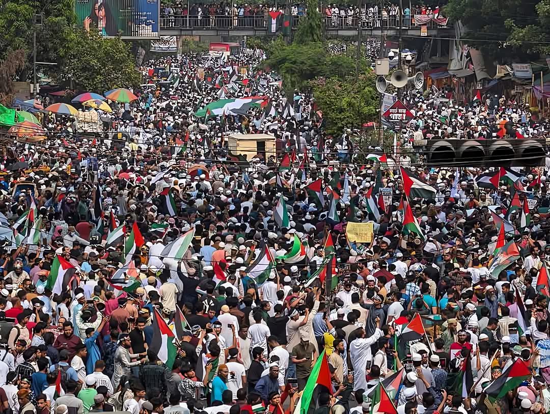 DM__Shahadat's tweet photo. March for Gaza 🇧🇩✊🇵🇸

A massive number of people has gathered in Dhaka's Suhrawardy Udyan today (12 April 2025) to join the "March for G*za" rally protesting Is%ra%el's continued invasion of Gga*za. 

#FreePalestine #FreeGaza #FreePalestina 

Photo: Mehedi Hasan/TBS https://t.co/sBljwIsV2T