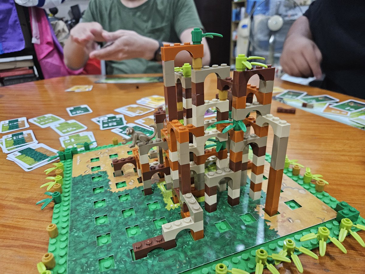 rgsunico's tweet photo. Last night's final #MonkeyPalace was a very vertical affair despite the many spaces available. This game is always so much fun.
#TAGSessions #TabletopGames #BoardGames https://t.co/zLezSiW7Ti