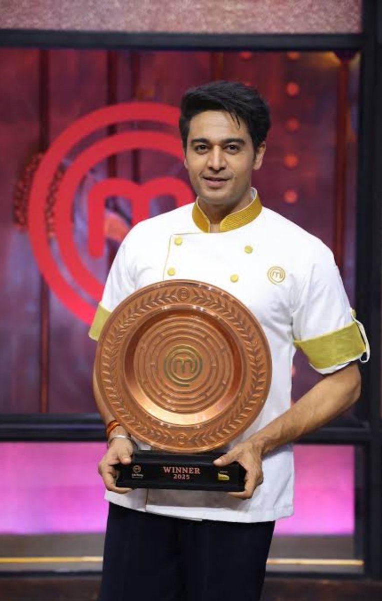 Harshit86503's tweet photo. TV actor Gaurav Khanna has been declared the winner of the first season of Sony TV's Celebrity MasterChef. Nikki Tamboli stood second and Tejasswi Prakash third. Gaurav Khanna expressed immense pride in his victoy.
#MasterChefCelebrity 
#GauravKhanna 
#GauravWinsCMC 
#Masters2025 https://t.co/ZJ5AtctCGb
