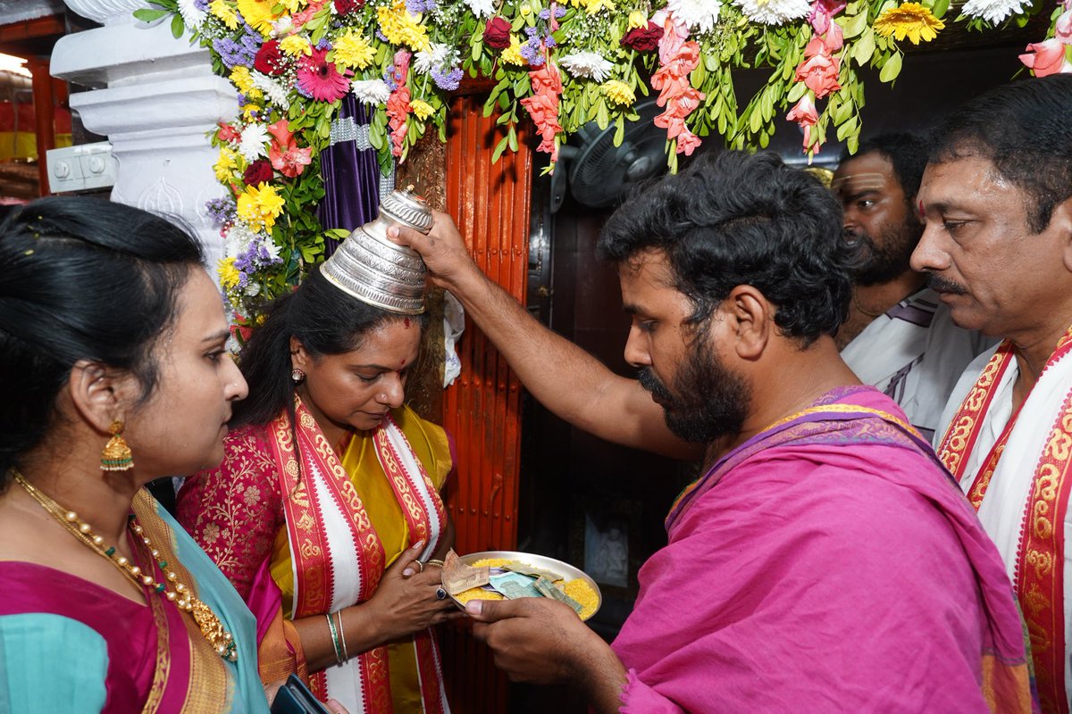 RaoKavitha's tweet image. హనుమాన్ జయంతి సందర్భంగా కర్మన్ ఘాట్ శ్రీ ఆంజనేయ స్వామి ఆలయంలో స్వామి వారిని దర్శించుకున్నాను.

తెలంగాణ ప్రజలందరికీ ఆ హనుమంతుడి ఆశీస్సులు ఎళ్లవేళలా ఉండాలని ప్రార్ధిస్తూ... హనుమాన్ జయంతి శుభాకాంక్షలు.

జై హనుమాన్