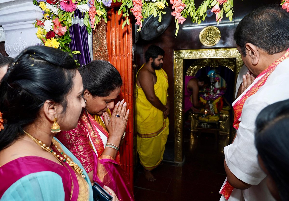 RaoKavitha's tweet image. హనుమాన్ జయంతి సందర్భంగా కర్మన్ ఘాట్ శ్రీ ఆంజనేయ స్వామి ఆలయంలో స్వామి వారిని దర్శించుకున్నాను.

తెలంగాణ ప్రజలందరికీ ఆ హనుమంతుడి ఆశీస్సులు ఎళ్లవేళలా ఉండాలని ప్రార్ధిస్తూ... హనుమాన్ జయంతి శుభాకాంక్షలు.

జై హనుమాన్