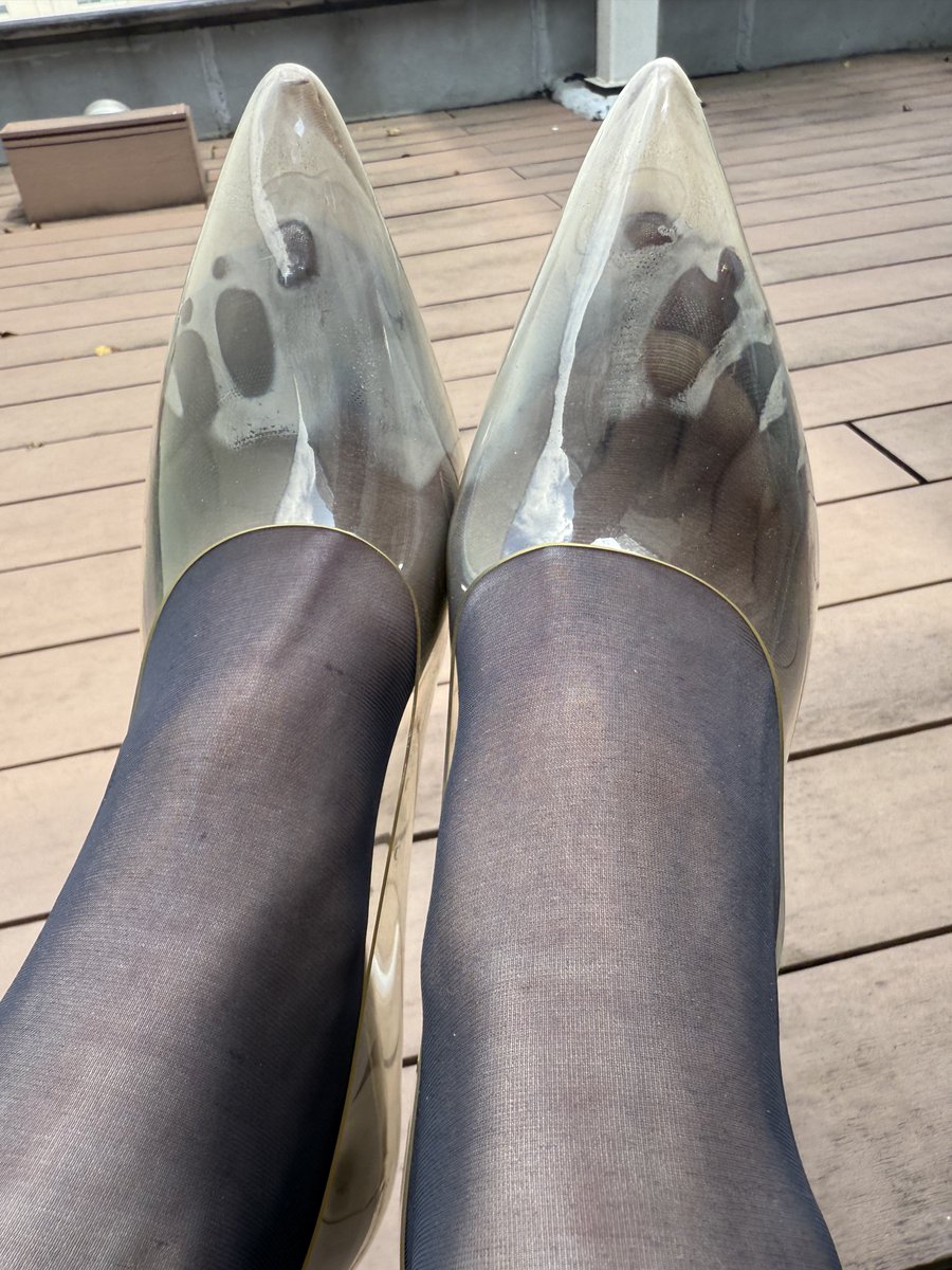 koandmai's tweet photo. 妻の一週間穿いたパンスト＋透明ヒール👠🤣😆今日もこのヒールでお花見👣ムレムレ激ヤバすぎて勃起が止まらない🥰💪@pantyhose_mai https://t.co/OAKiRZumYS