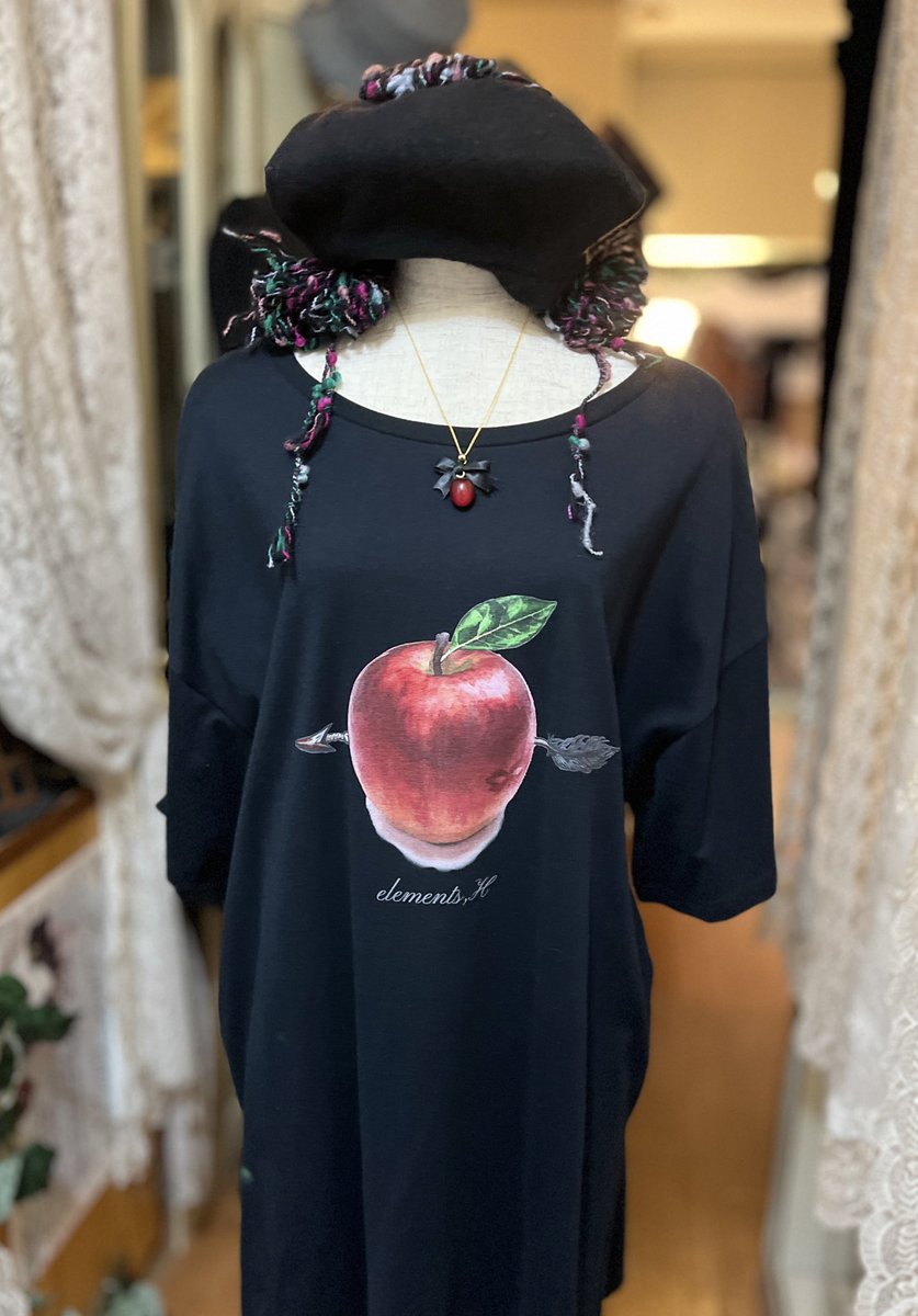 MaisondeR's tweet photo. 🍎カジュアルコーデのご紹介です

elements,Hりんご柄Tシャツ(men'sサイズ)
SALE🟥35%OFF¥6078
小柄な方ですとワンピとして
ご利用頂けるmen'sMサイズのざっくりしたTシャツです

合わせてアトリエセレナ
りんご🍎風に合わせても可チェリー🍒ネックレス¥2300

毛糸リボンが可愛いここあみベレー¥16940 https://t.co/R23pIkRDOl