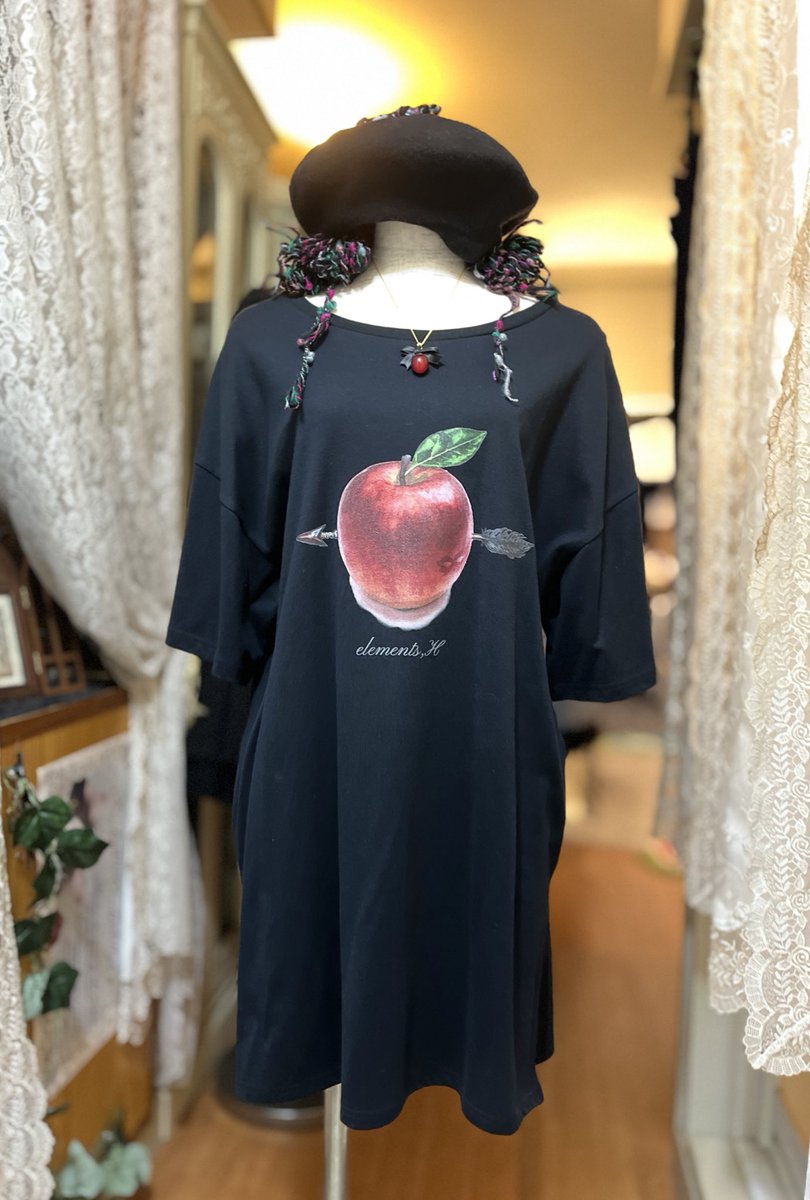 MaisondeR's tweet photo. 🍎カジュアルコーデのご紹介です

elements,Hりんご柄Tシャツ(men'sサイズ)
SALE🟥35%OFF¥6078
小柄な方ですとワンピとして
ご利用頂けるmen'sMサイズのざっくりしたTシャツです

合わせてアトリエセレナ
りんご🍎風に合わせても可チェリー🍒ネックレス¥2300

毛糸リボンが可愛いここあみベレー¥16940 https://t.co/R23pIkRDOl