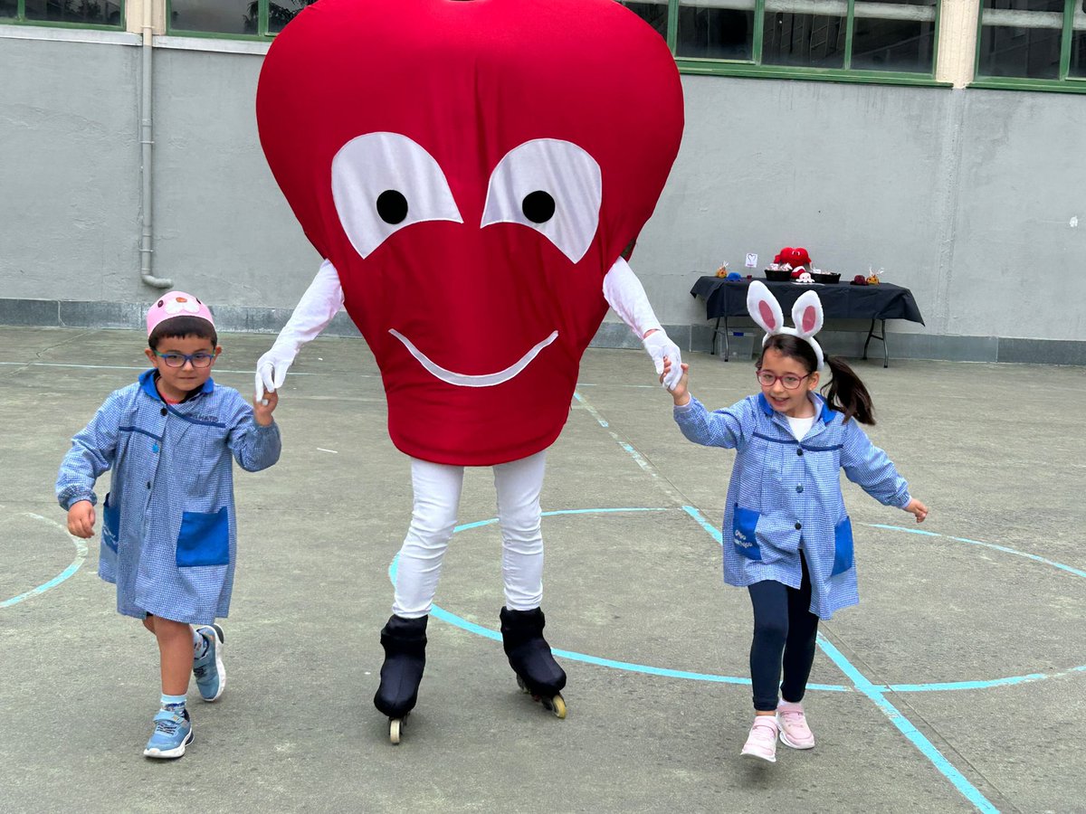 feijoozorelle's tweet image. Jugamos 🧩, bailamos 💃🕺, aprendimos 📚 y reímos sin parar 😂✨
Nos recordó que pequeños gestos como beber agua 💧, movernos todos los días 🚴‍♀️ y comer frutas 🍉🍌 pueden hacernos súper saludables y felices 🦸‍♀️💪

¡Gracias, Cardio! @Mjnovo 

#CorazónSano ❤️ #ProgramaSI