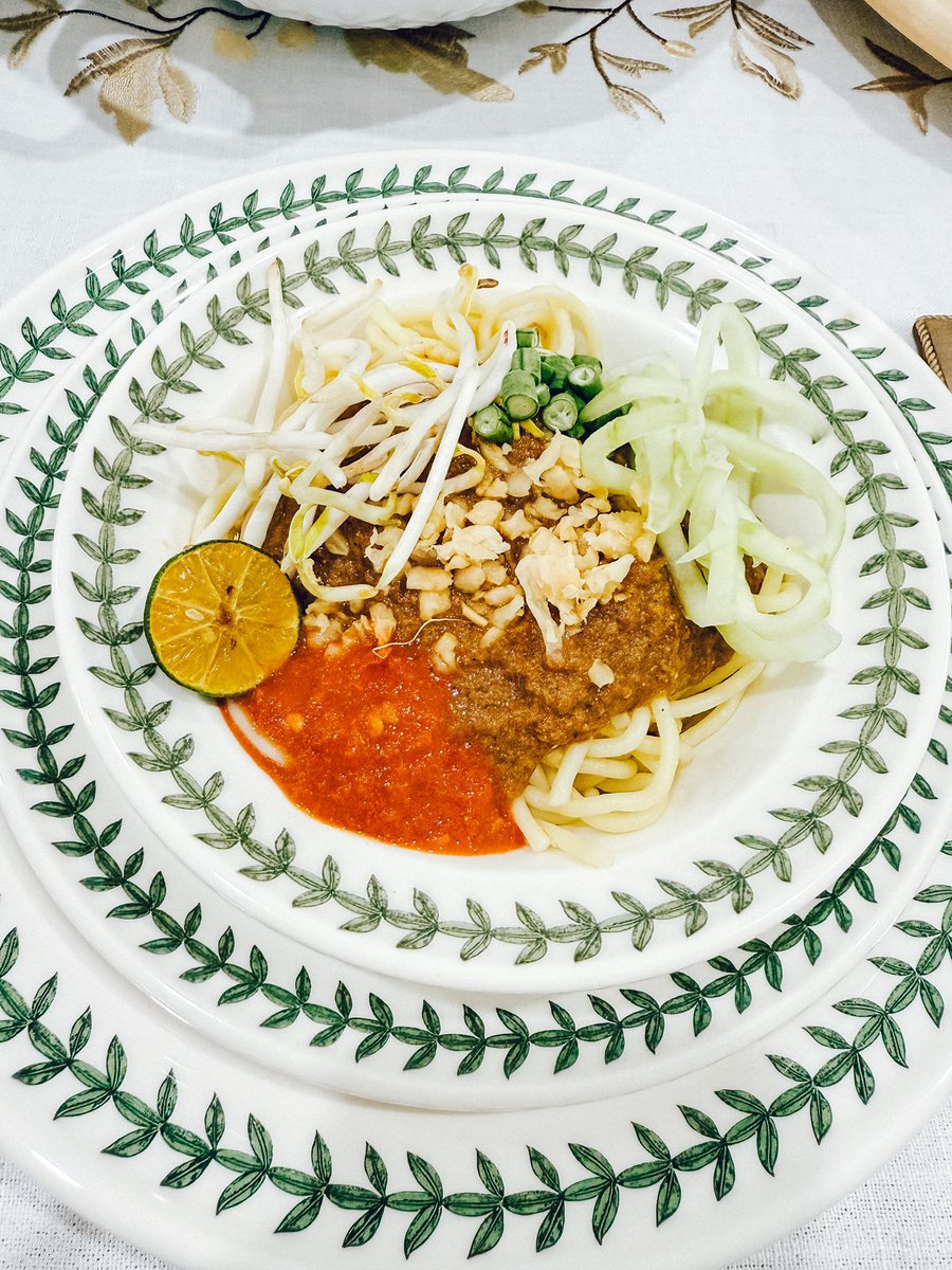 annjfr's tweet photo. Hari raya is one of those days dimana Portmeirion dibenarkan keluar https://t.co/mhtGN715lm