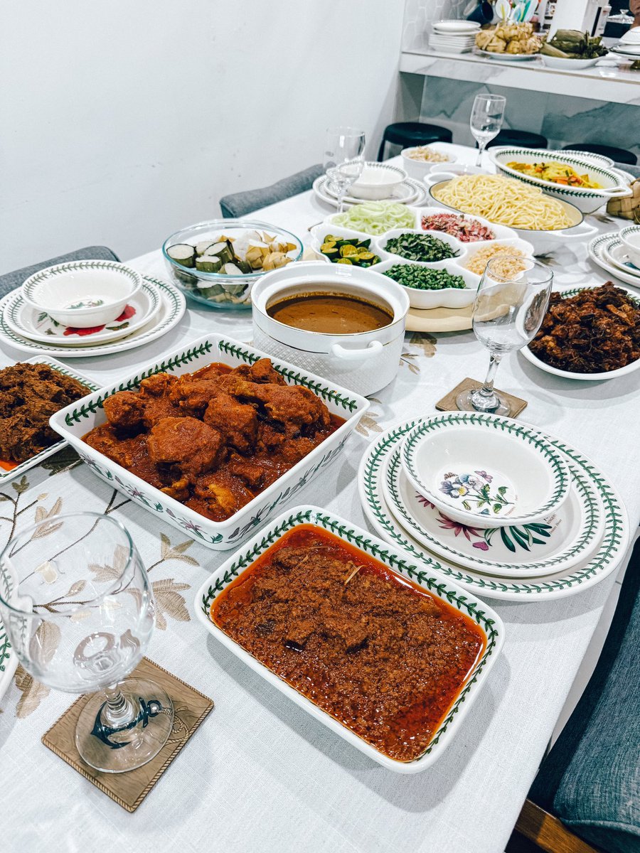 annjfr's tweet photo. Hari raya is one of those days dimana Portmeirion dibenarkan keluar https://t.co/mhtGN715lm
