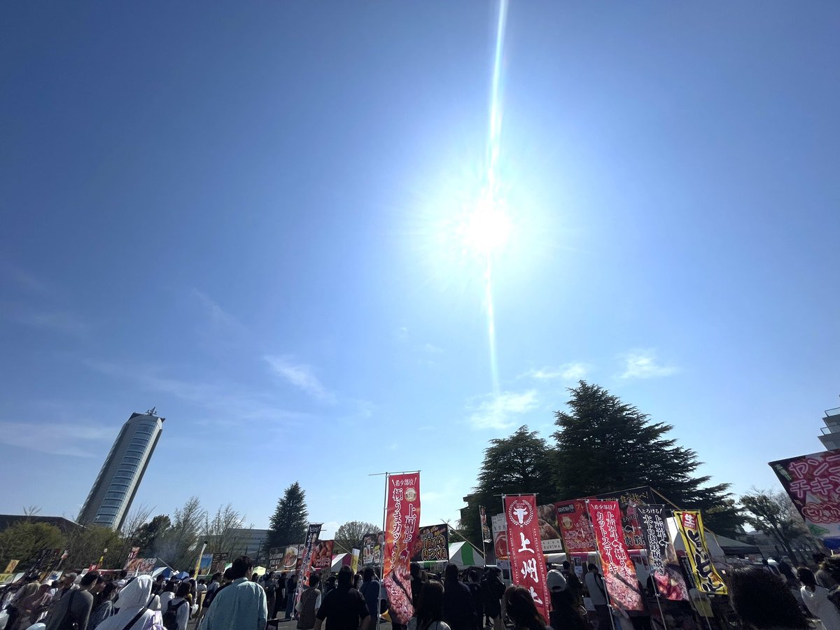 arukurico's tweet photo. ピーカン！more meet！

高崎お肉の祭典
いっぱいアコーディオン弾いてます
会場中がいいにおい✨
桜の花も満開です🌸
17時半までですよー！

#高崎お肉の祭典　#meatfest
#アコーディオン https://t.co/yBRYdxzuUc
