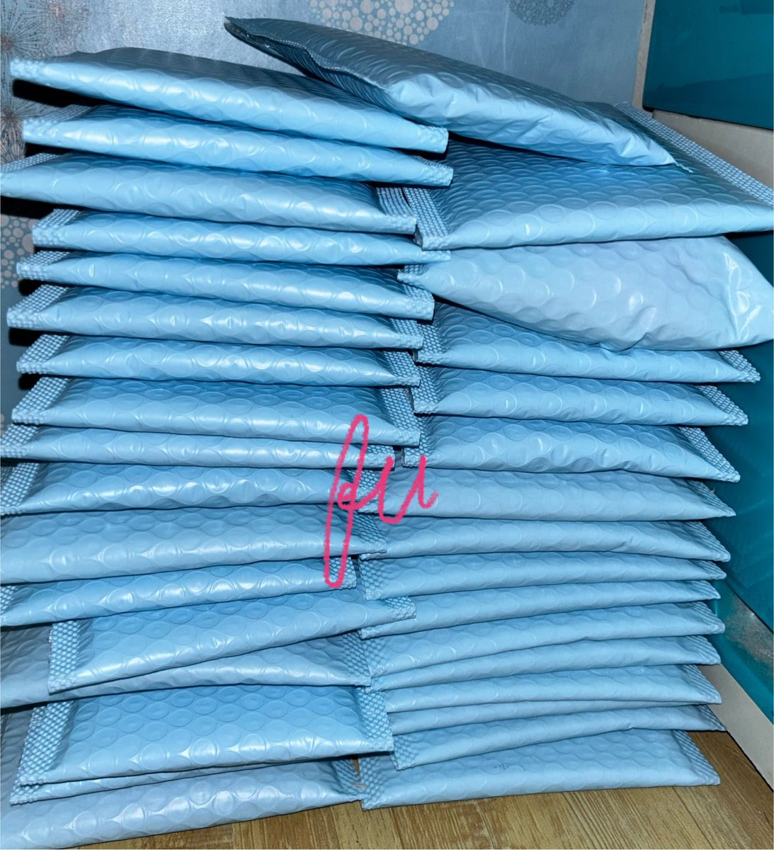 shopfeee's tweet photo. #feeeeupdates

done packing 30+ orders from cnb9🥹. 50+ naman sa april lapags later, sana kayanin ng powersss😭 https://t.co/o5mQytD3Qg