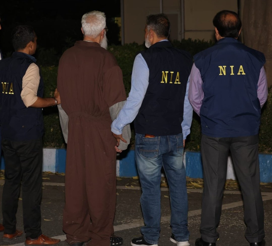 ChouhanSirohi's tweet image. &quot;अफजल हम शर्मिंदा है तेरे कातिल जिंदा है&quot;
नारा लगाने वाले 26/11 #MumbaiTerrorAttack में 166 बेगुनाहों का हत्यारा #तहव्वुर_राणा को #Modiji द्वारा पकड़ कर भारत लाने की सफलता पर #Congress परेशान क्यू है
#सोनियागांधी के इशारे पर देश का गृहमंत्री सुशील कुमार शिंदे ने भगवा आतंकवाद का…