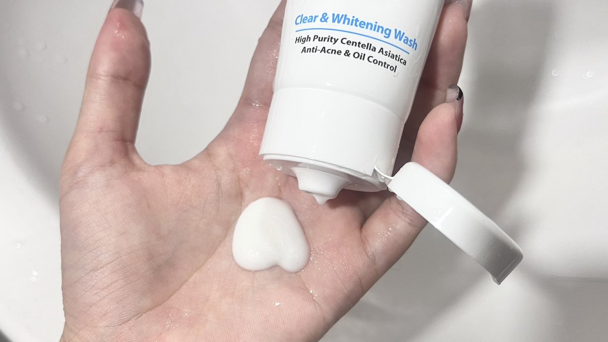 ช่วงไหนรู้สึกสิวจะขึ้น จะเปลี่ยนมาใช้โฟม Acnes Clear & Whitening Wash สูตรนี้ของเมนโทลาทั่ม แอคเน่ส์ น้องเค้าช่วยลดสิว ลดรอยได้ดีมาก เวลาที่รู้สึกว่าหน้าเราโดนฝุ่นเยอะๆ อากาศร้อนๆ จะมีสิวอักเสบน้องตัวนี้ช่วยได้สุดๆ เนื้อโฟมเค้านุ่มมาก สบายผิว ไม่มีสารสบู่ หน้าไม่แสบไม่แห้ง ช่วยให้สิวลดได้ดีย์ พิกัดเซเว่นน้า หาซื้อง่ายราคาน่ารักมาก #ใช้ดีบอกต่อ #โฟมลดสิว #เมนโทลาทั่มแอคเน่ส์