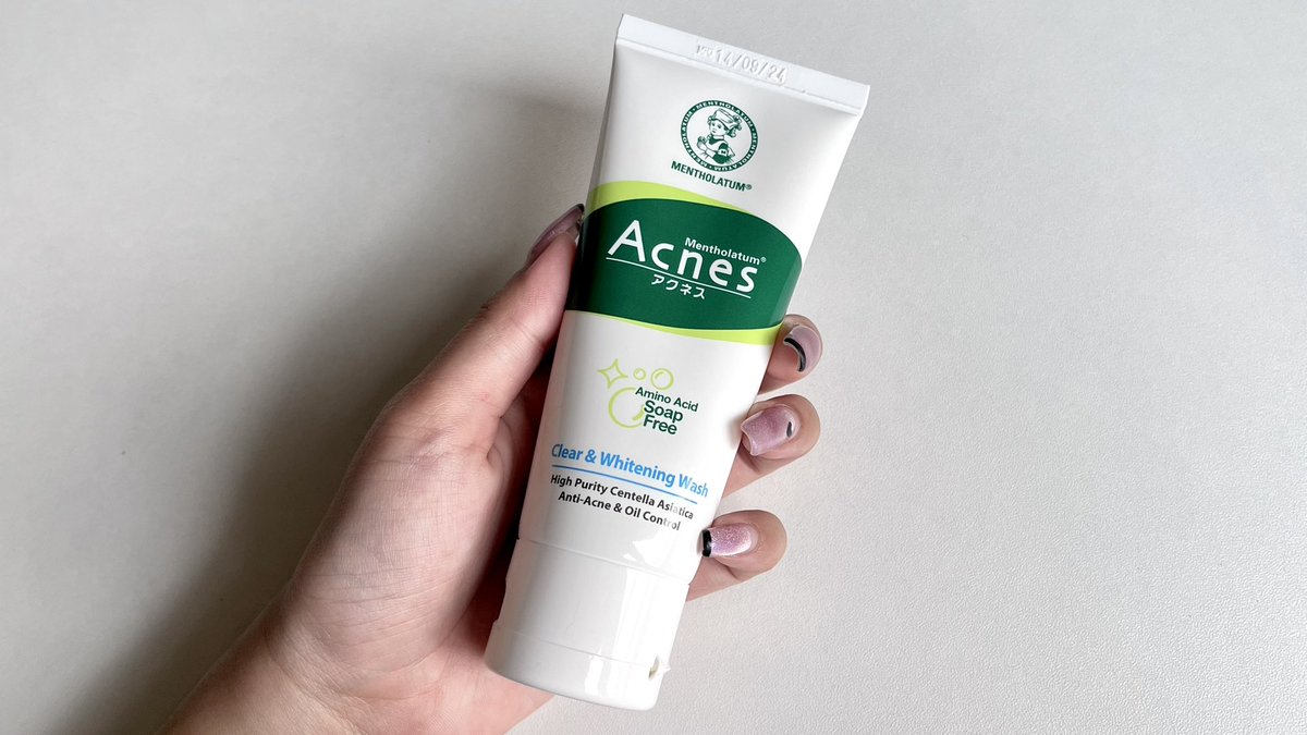 ช่วงไหนรู้สึกสิวจะขึ้น จะเปลี่ยนมาใช้โฟม Acnes Clear & Whitening Wash สูตรนี้ของเมนโทลาทั่ม แอคเน่ส์ น้องเค้าช่วยลดสิว ลดรอยได้ดีมาก เวลาที่รู้สึกว่าหน้าเราโดนฝุ่นเยอะๆ อากาศร้อนๆ จะมีสิวอักเสบน้องตัวนี้ช่วยได้สุดๆ เนื้อโฟมเค้านุ่มมาก สบายผิว ไม่มีสารสบู่ หน้าไม่แสบไม่แห้ง ช่วยให้สิวลดได้ดีย์ พิกัดเซเว่นน้า หาซื้อง่ายราคาน่ารักมาก #ใช้ดีบอกต่อ #โฟมลดสิว #เมนโทลาทั่มแอคเน่ส์