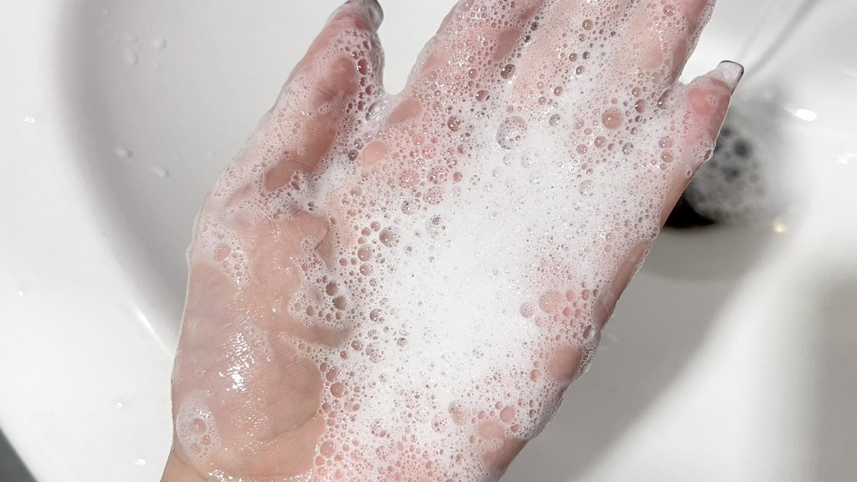 ช่วงไหนรู้สึกสิวจะขึ้น จะเปลี่ยนมาใช้โฟม Acnes Clear & Whitening Wash สูตรนี้ของเมนโทลาทั่ม แอคเน่ส์ น้องเค้าช่วยลดสิว ลดรอยได้ดีมาก เวลาที่รู้สึกว่าหน้าเราโดนฝุ่นเยอะๆ อากาศร้อนๆ จะมีสิวอักเสบน้องตัวนี้ช่วยได้สุดๆ เนื้อโฟมเค้านุ่มมาก สบายผิว ไม่มีสารสบู่ หน้าไม่แสบไม่แห้ง ช่วยให้สิวลดได้ดีย์ พิกัดเซเว่นน้า หาซื้อง่ายราคาน่ารักมาก #ใช้ดีบอกต่อ #โฟมลดสิว #เมนโทลาทั่มแอคเน่ส์