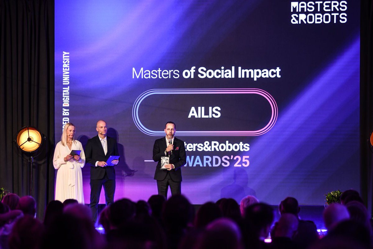 AilisCare's tweet photo. Podczas wczorajszej gali Masters&amp;Robots Awards 2025 otrzymaliśmy nagrodę w kategorii Masters of Social Impact. Wyróżnienie, przyznawane przez Digital University pod patronatem Ministerstwo Cyfryzacji, trafiło w ręce naszego CEO Michała Matuszewskiego. https://t.co/cHg2I9U0Hx