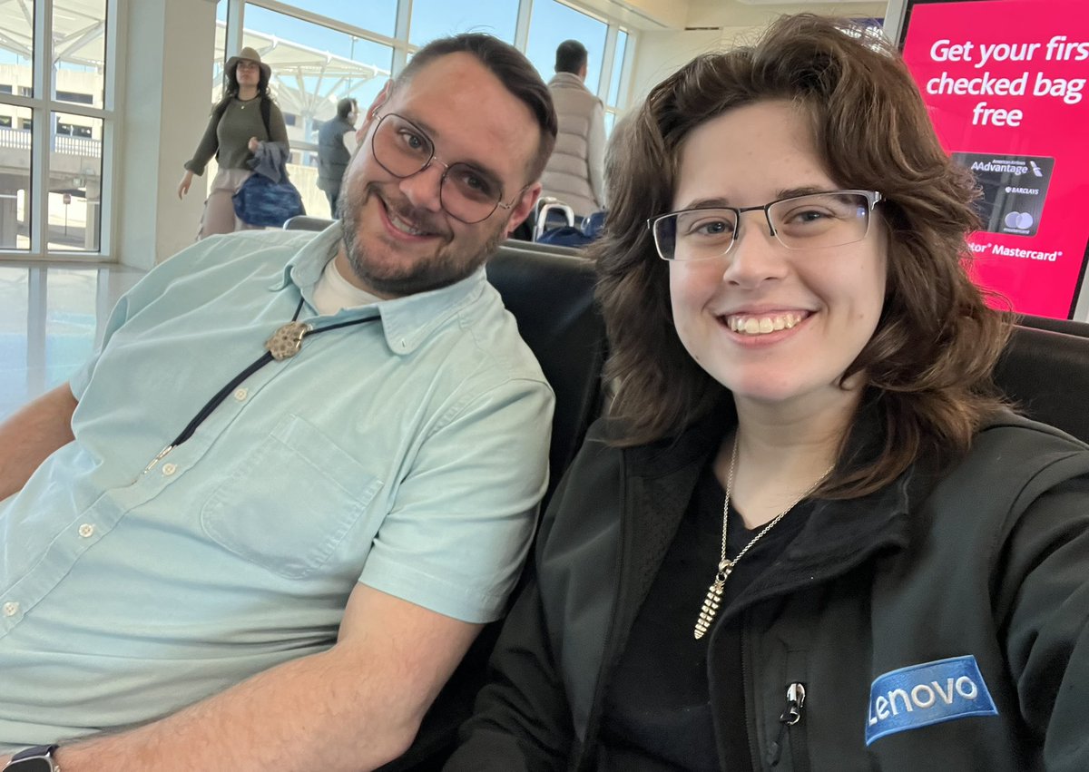 LGrandrapids's tweet photo. Headed to Dallas earlier this week to finally see the Lenovo team in person after 2 years! 

Photo 1- got to meet fellow Michigander @Travlenovo 

Photo 2- Post-training herping with @LenovoIndy, @LenovoDanG, and a lizard! https://t.co/LMa9WaejWW