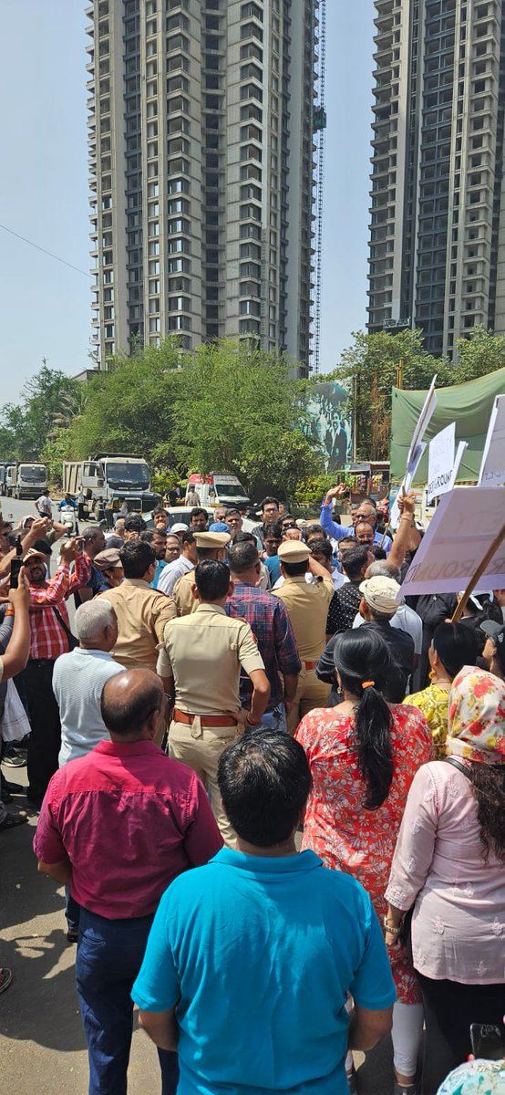 Cosmos_Lounge's tweet photo. @CMOMaharashtra @PMOIndia @MEIL_Group @TMCaTweetAway @abpmajhatv @aajtak 
Thane borivali tunnel.. residents protest https://t.co/GmaC2QsB7O