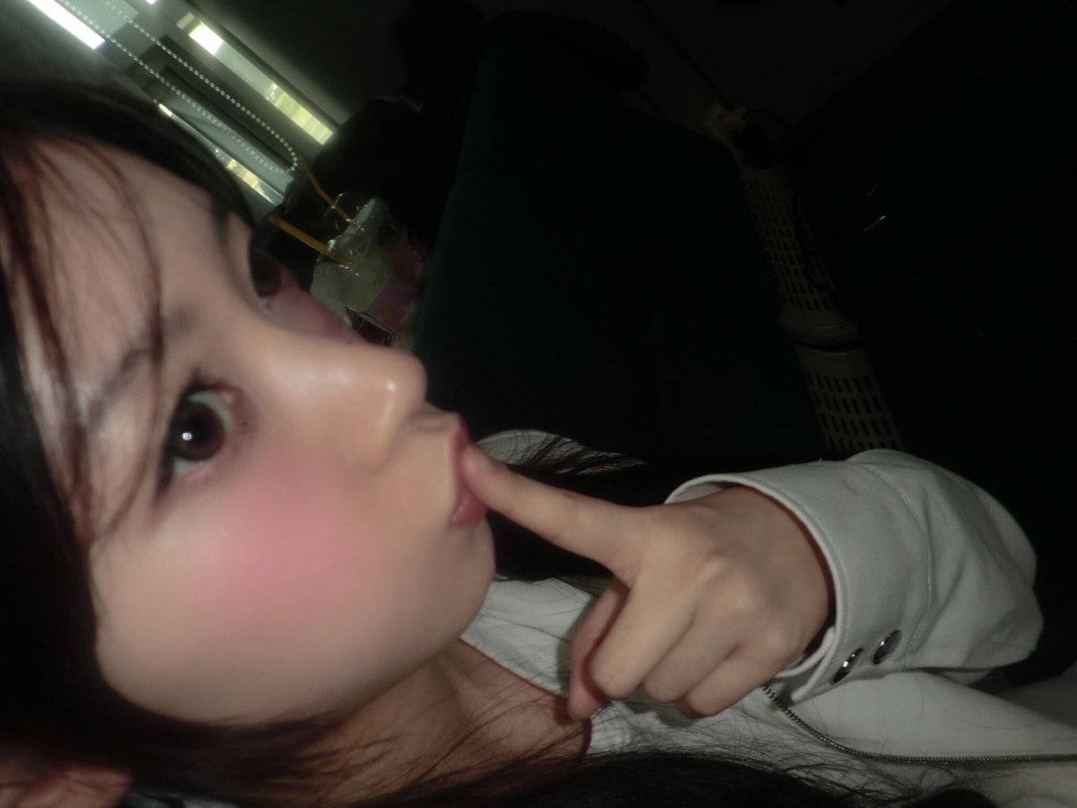 ﹙✿, ﹚Blossoms bloom and so do I. Pretty skies, pretty flowers, and... a p͟r͟e͟t͟t͟y͟ g͟i͟r͟l͟ too! >~<