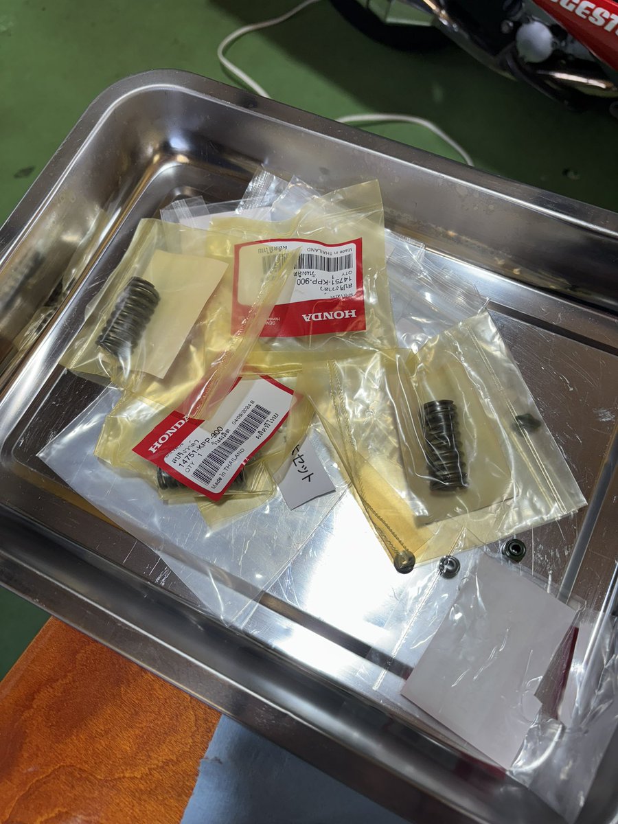 CBR150Rのオーバーホール中❗️

暑くなる前にいっぱい練習しよ…

#CBR150r 
#エンジンオーバーホール