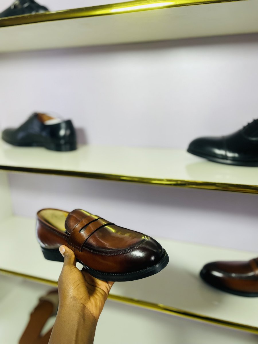 JulsonAwin's tweet image. Sleek ✅ 
Sophisticated ✅
Premium quality 💯💯
Professional and stylish 💯💯👞

When you step in these shoes, you step in Favour 
Nothing less 🤭
Get this for : N63,000only 

Available in all sizes 
#stylish #gentleman #shoes #favoured #professional #smartstyle #fashionable