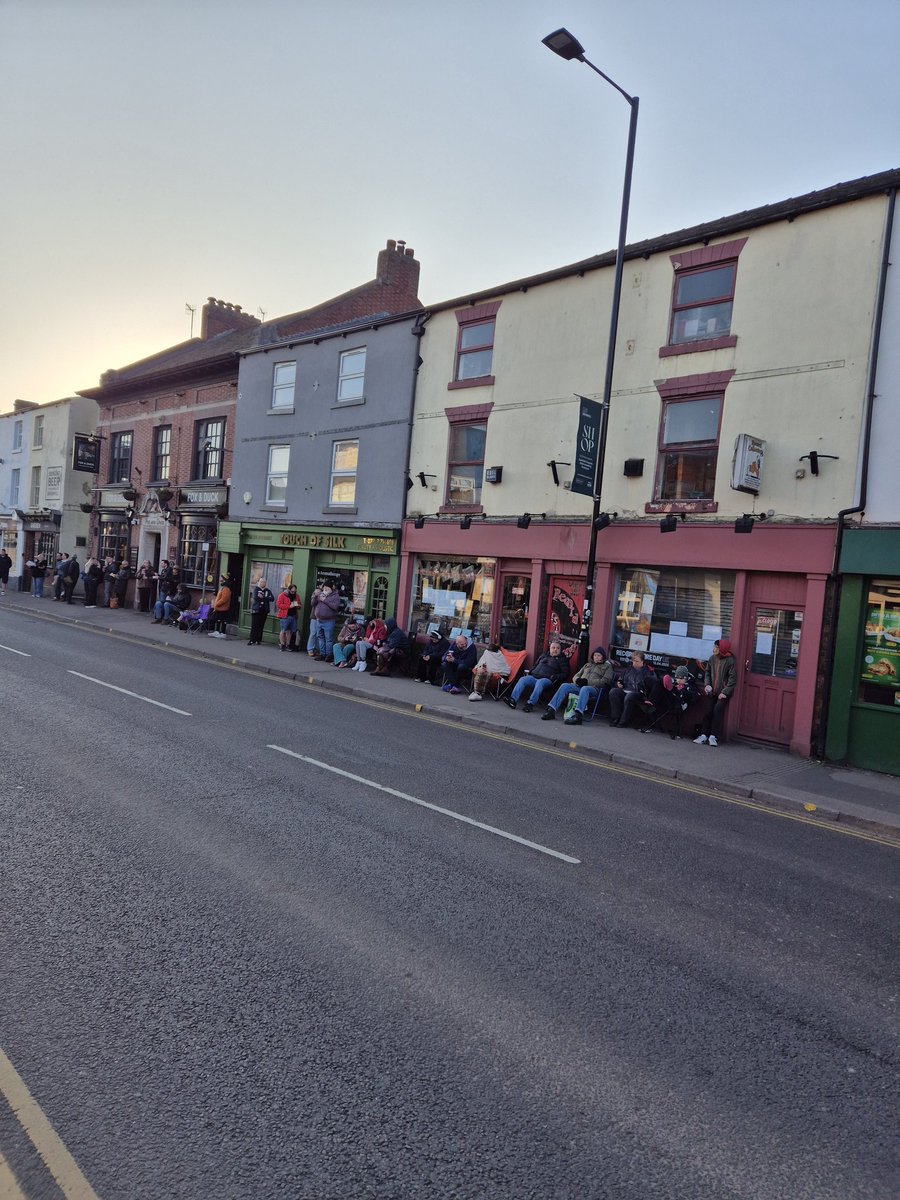 The queue at 7.15 for #RCD25 at <a href="/RCSheffield/">Record Collector</a> Not so cold this year and I remembered my chair at 5.45am