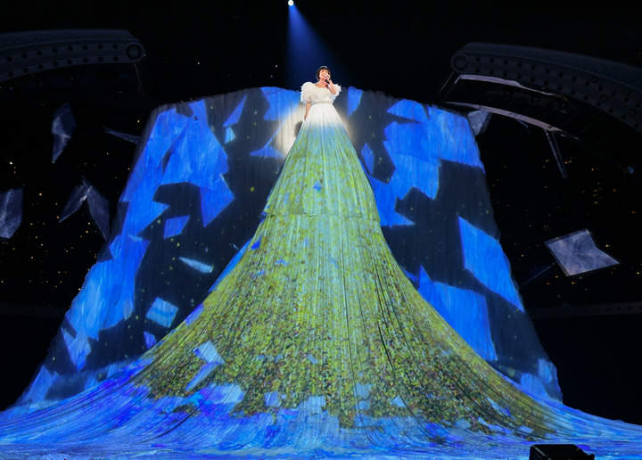 tzitzimime's tweet photo. 待って？ガガ、水森かおりばりの超巨大ドレスで登場 #AbsoluteQueen https://t.co/soCZIDyUgR