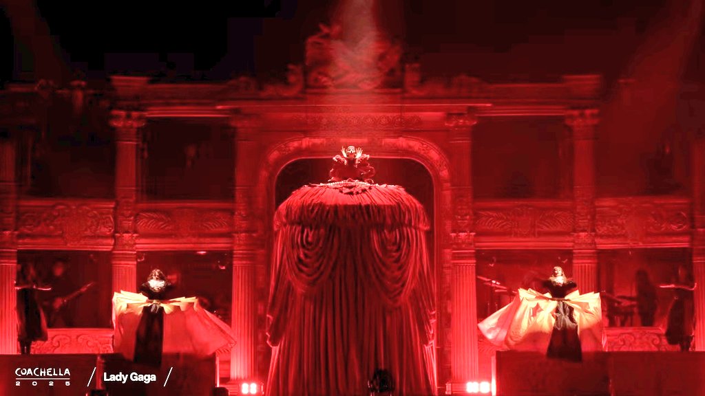 tzitzimime's tweet photo. 待って？ガガ、水森かおりばりの超巨大ドレスで登場 #AbsoluteQueen https://t.co/soCZIDyUgR
