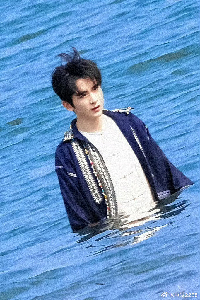govinni13's tweet photo. He stands out in a crowd -Zhang Xincheng ! 💕😍😘
Filming in progress for #SouthernAnecdote 
I appreciate all the BTS video clips uploaded by fans ,and there are many! 
I like his costar #DingYuxi too, so I can't wait to see this drama when it airs! 
#Cdrama 
#张新成 #StevenZhang 
#ZhangXincheng #จางซินเฉิง #南部档案 
#TheSouthBureau #NanBuDangAn
(Cr -weibo)