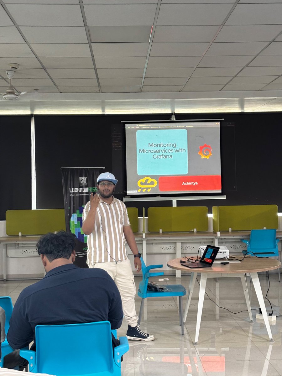 FOSSUnited's tweet image. Achintya speaking about Grafana at #Lucknowfoss.