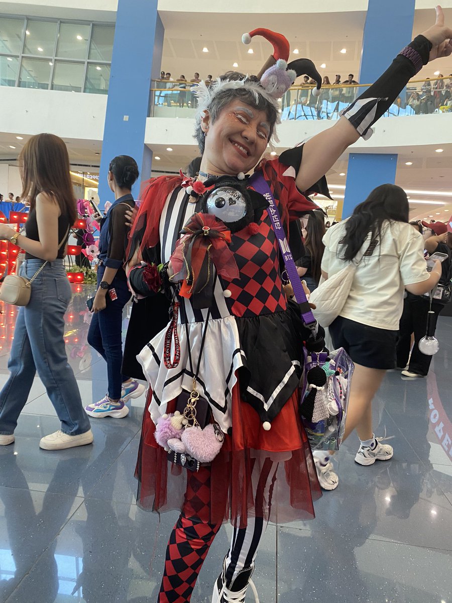 army_cavite's tweet photo. I think it will be hard to top this outfit of our co-PH ARMY🤭. What a fit! 🔥🔥

#HOPEfulinManila #HOPE_ON_THE_STAGE_TOUR_Manila #HOS_TOUR_Manila #HOS_TOUR_MANILA_D1 https://t.co/mrTf68VCpT