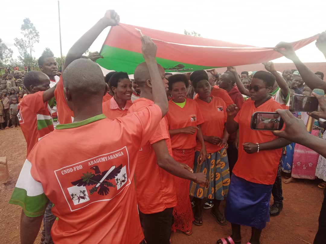 CNDDFDDBugendan's tweet photo. #Bugendana @CnddFdd @Patriote257 Muri yantumbero y'ibikorwa  vy'imisi ijana imbere y'amatora,Ubuserukizi b'umugambwe CNDD-FDD muri 
Zone Gitongo bwaragendeye kuri uyu wa Kane igenekerezo rya 10/4 umutumba MWUMBA  aho bagiye binjije   na bashasha mu mugambwe CNDD-FDD https://t.co/Mv9nHfVZ1o