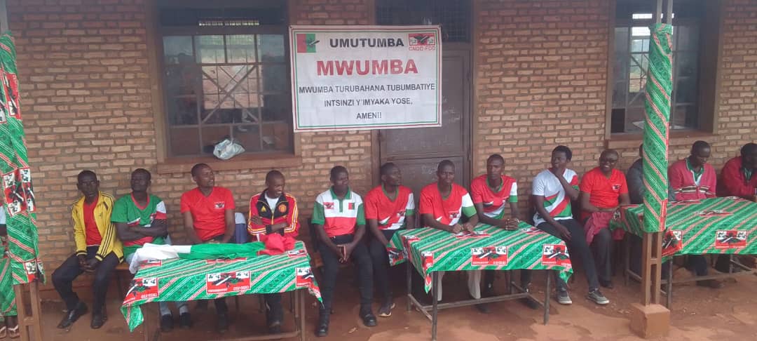 CNDDFDDBugendan's tweet photo. #Bugendana @CnddFdd @Patriote257 Muri yantumbero y'ibikorwa  vy'imisi ijana imbere y'amatora,Ubuserukizi b'umugambwe CNDD-FDD muri 
Zone Gitongo bwaragendeye kuri uyu wa Kane igenekerezo rya 10/4 umutumba MWUMBA  aho bagiye binjije   na bashasha mu mugambwe CNDD-FDD https://t.co/Mv9nHfVZ1o