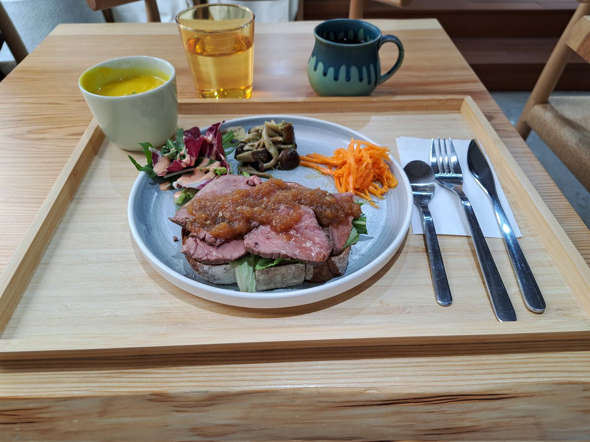 XNrT48hubeFxvBP's tweet photo. 始めてのローストビーフオープンサンド。
メッチャ美味し😋🍴💕です。
#WhitMonkey https://t.co/718FM4FC3T