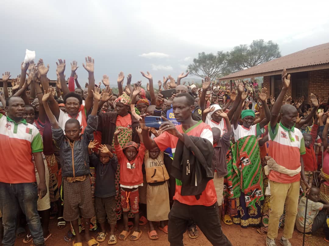 CNDDFDDBugendan's tweet photo. #Bugendana @CnddFdd @Patriote257 Muri yantumbero y'ibikorwa  vy'imisi ijana imbere y'amatora,Ubuserukizi b'umugambwe CNDD-FDD muri 
Zone Gitongo bwaragendeye kuri uyu wa Kane igenekerezo rya 10/4 umutumba MWUMBA  aho bagiye binjije   na bashasha mu mugambwe CNDD-FDD https://t.co/Mv9nHfVZ1o