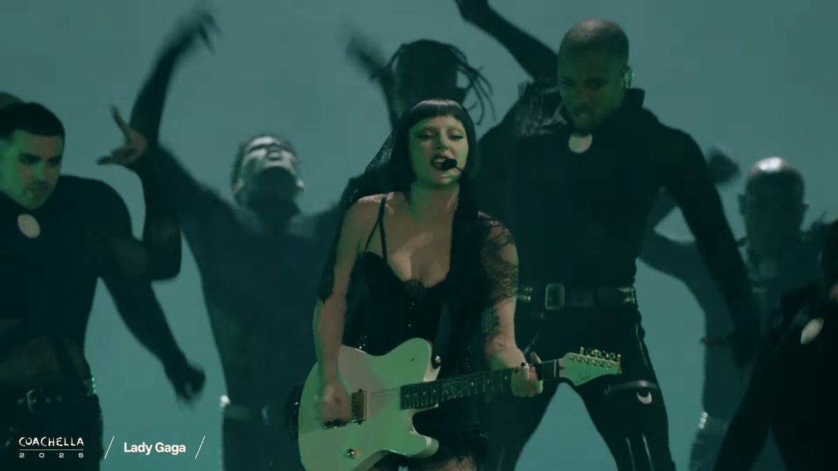 ladygaganownet's tweet photo. Lady Gaga playing the guitar while performing "Garden of Eden". #GAGACHELLA https://t.co/bwUaxQntBG
