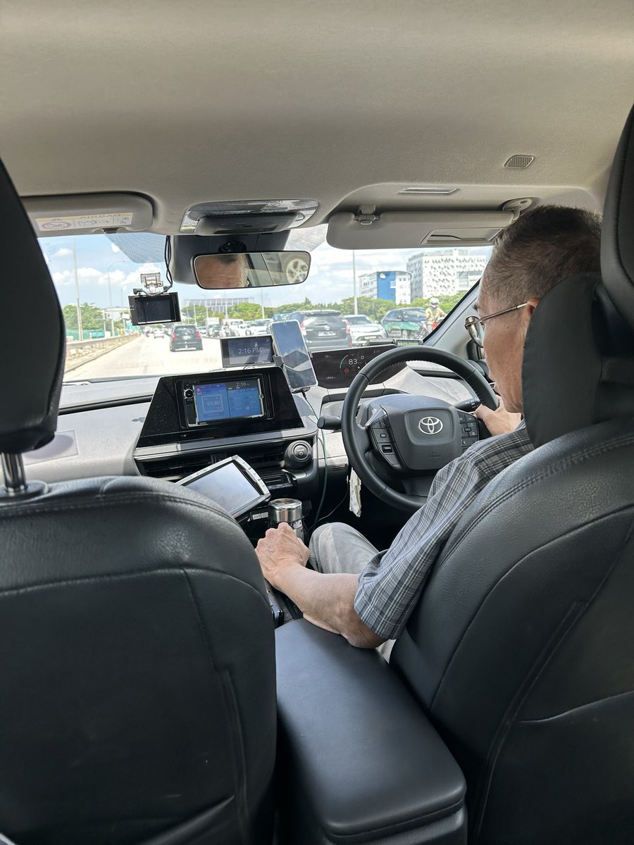 Jacedd's tweet photo. Matey boy in the front needs a few more screens. Hopefully he’ll pass his driving test soon too. Car keeps shouting at him to drive carefully. Doesn’t understand English. #lunatic #singapore https://t.co/8imhpMtz6z