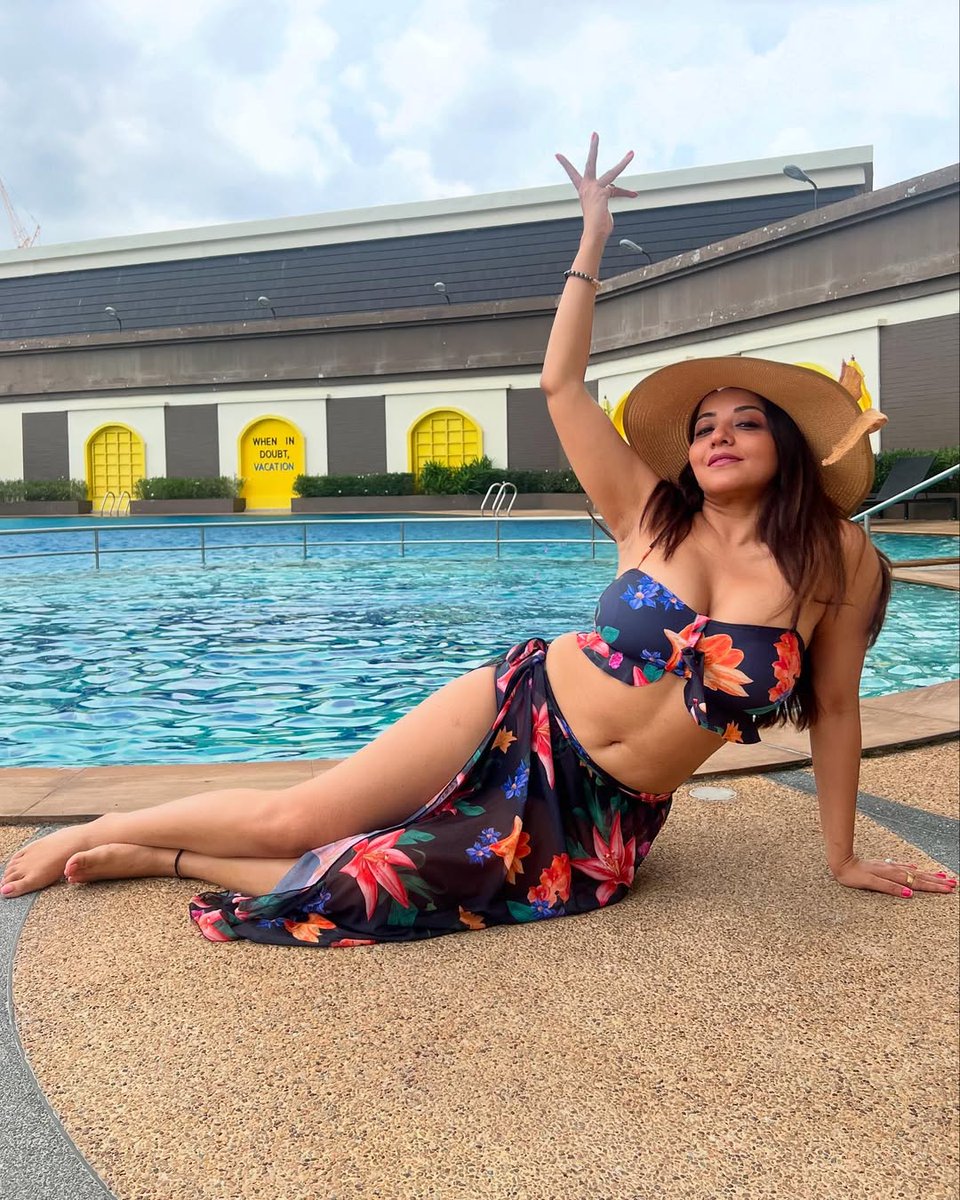 Life is cool 😎 by the pool 🏊‍♀️ ....