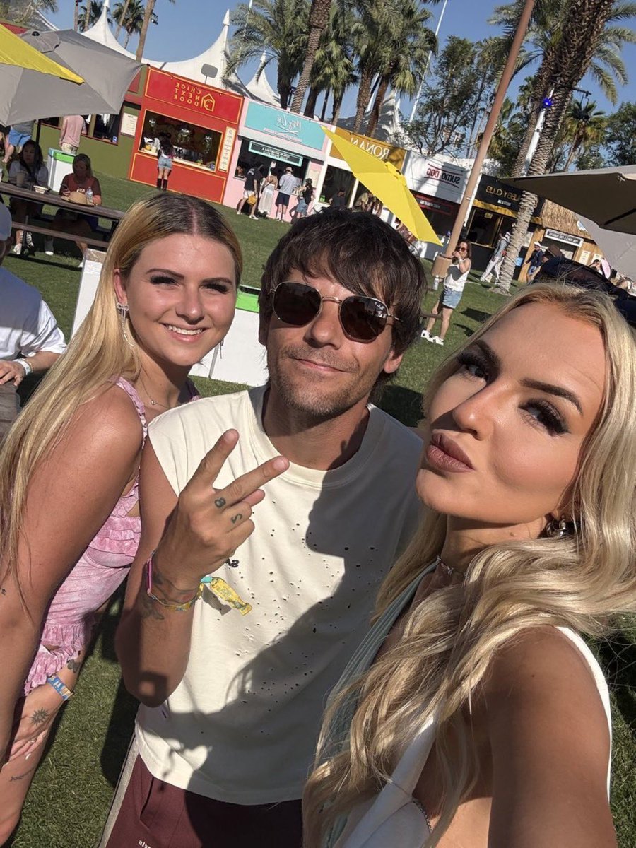 DeluriaD's tweet image. I'm pretty sure I saw another one taking pictures with the whole city when he's out, but I can't really remember his name🤭
#workpatterns