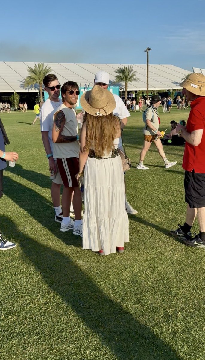 DeluriaD's tweet image. I'm pretty sure I saw another one taking pictures with the whole city when he's out, but I can't really remember his name🤭
#workpatterns