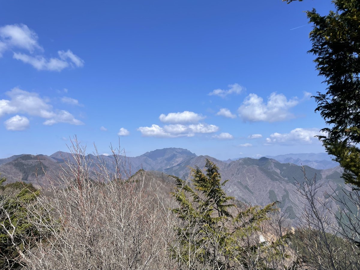 秩父御岳山に登りました⛰️
山頂付近は痩せ尾根なのですが、山頂には小さな神社⛩️と狛犬が。信仰の山なんですね。
駅からすぐ登れるし、登山口付近にトイレもあって便利な山でした。
下山時に登山口付近に苦手な猿軍団も🐒
山頂は展望良く両神山がよく見えました。
