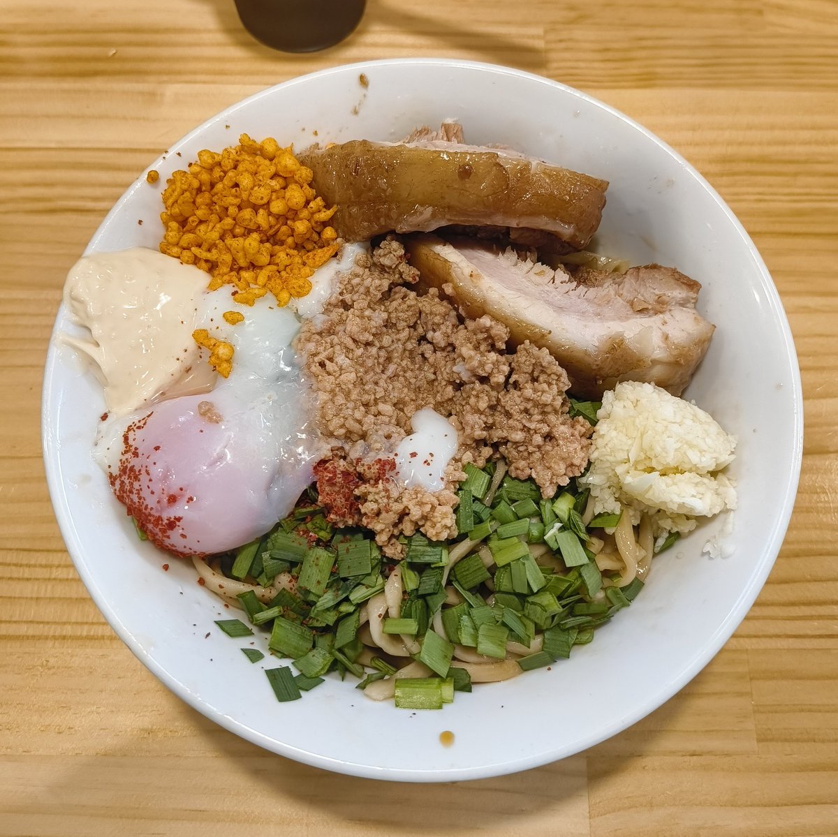 unkotroll's tweet photo. ラーメン鷹の目西巣鴨店
ニラの油そば

ブタ増しブタ増し
ニンニク辛揚げガリマヨ
食う前から無料の追い飯がうまいってわかるやつ https://t.co/h1RQwtyk3e