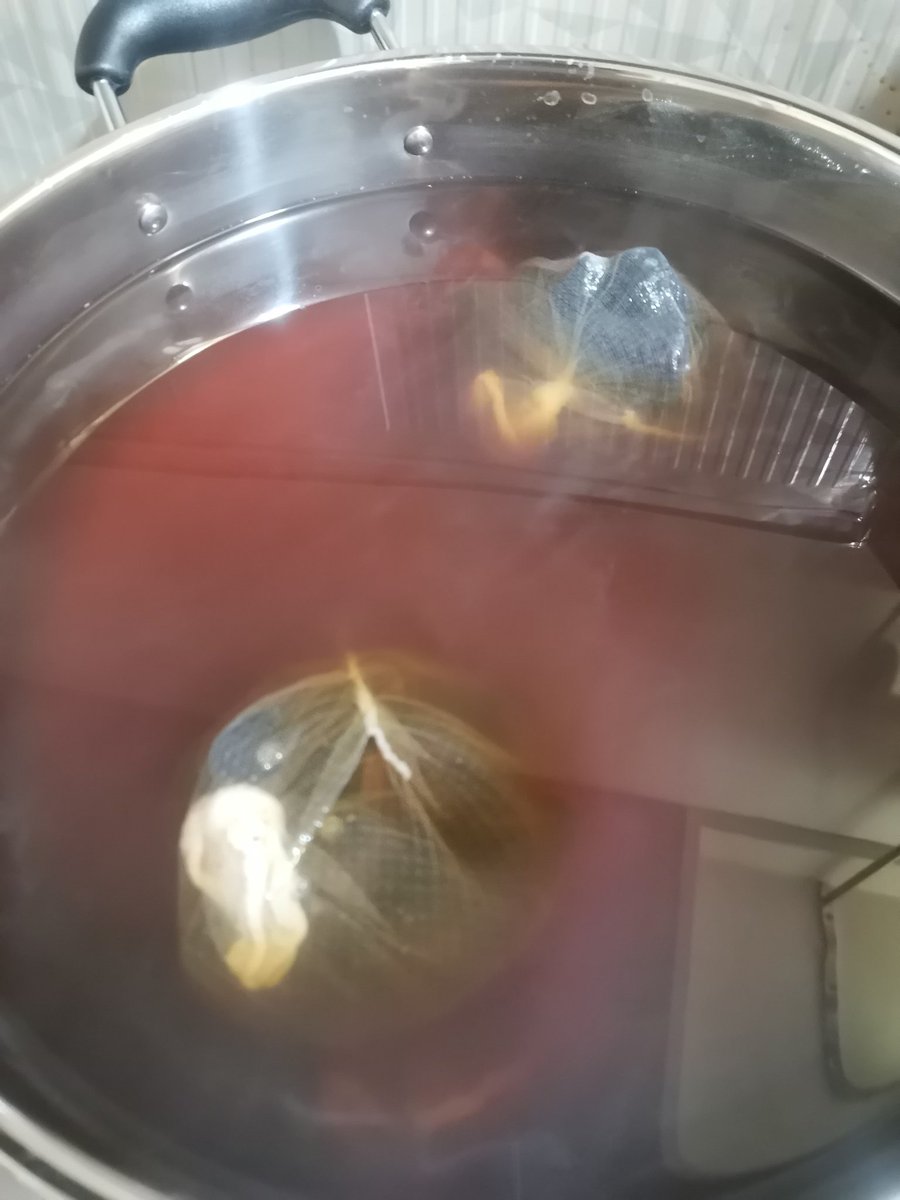 mw_bunsitsu's tweet photo. はじめての桜染め。ソーダ灰投入したら赤茶色に。わからん。一晩寝かせてみるか。 https://t.co/nYZxFtc9pB