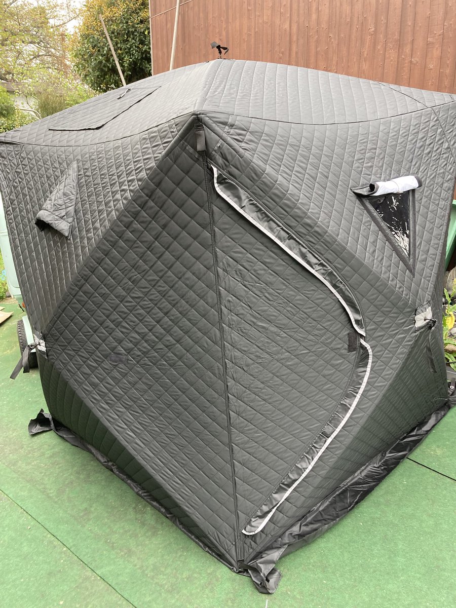 FishingOneColor's tweet image. 購入して１年放置していたサウナテント。
娘が秘密基地作りたいと言い出したので、箱から出して広げてみました。
デカイ💦