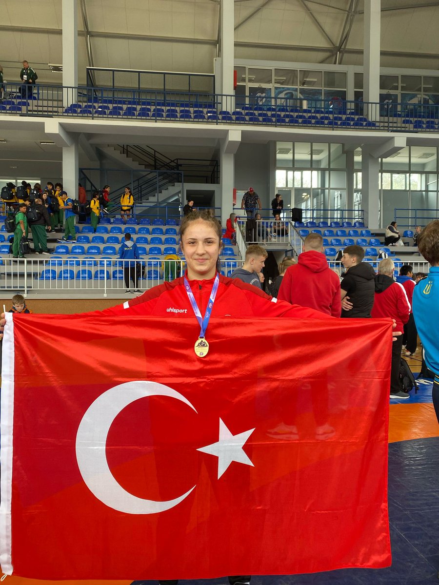 Sırbistan’da düzenlenen ISF U15 Gymnasiade Dünya Güreş Şampiyonası’nda 65 kg’da dünya şampiyonu olan Ergeneli sporcumuz Esma Nur Kara’yı yürekten tebrik ediyorum.

Haziran ayında İtalya’da gerçekleşecek Avrupa Şampiyonası’nda 66 kg’da ülkemizi ve Tekirdağ’ımızı temsil edecek