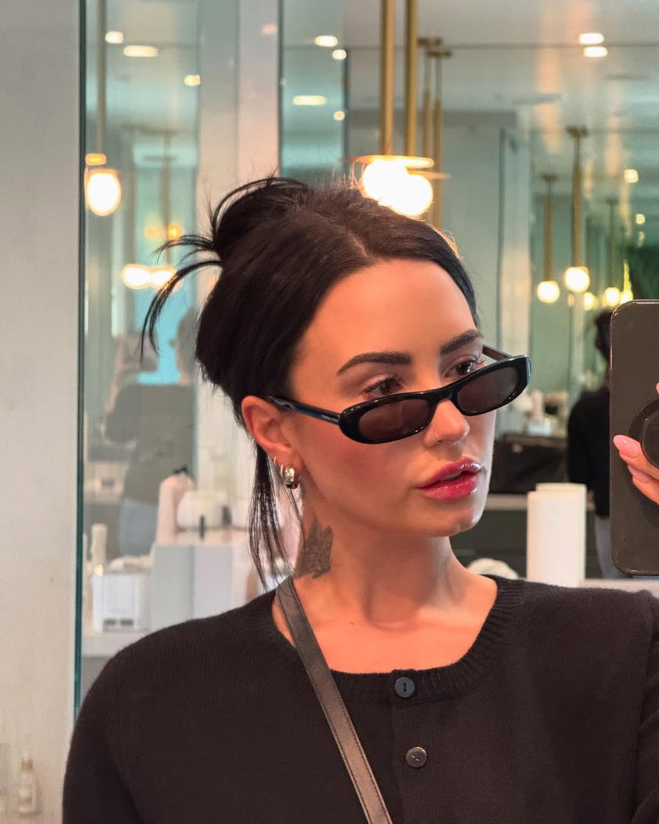 trashdvato's tweet photo. just a queen doing queen things https://t.co/OZlurrAXn5