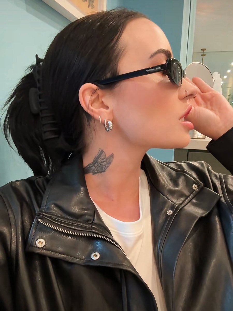 trashdvato's tweet photo. just a queen doing queen things https://t.co/OZlurrAXn5
