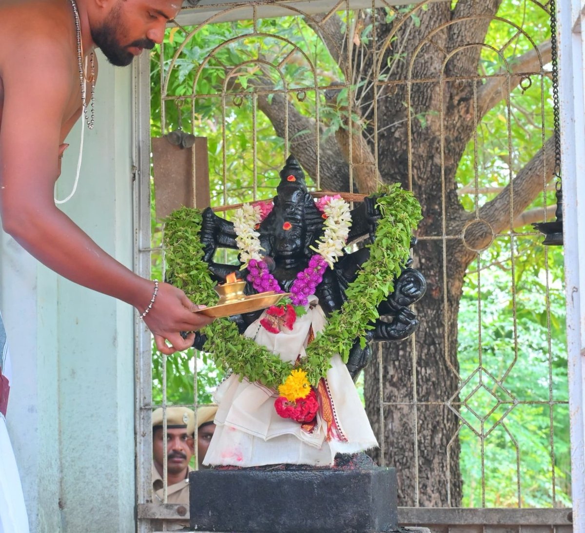 lokbhavan_tn's tweet photo. “ஹனுமன் ஜெயந்தி விசேஷ தினத்தையொட்டி, சிவகங்கை நாட்டரசன்கோட்டையில் உள்ள கம்பன் திருக்கோயிலில் உள்ள ஆஞ்சநேயரை தரிசனம் செய்து, தமிழ்நாட்டு சகோதர, சகோதரிகள் வளம் பெறவும், நல்வாழ்வுக்காகவும் வேண்டிக் கொண்டேன். பிரபு ஸ்ரீராமரின் அடித்தொழும் தீவிர பக்தரான ஹனுமன் இணையற்ற பலம், ஞானம், பக்தி மற்றும் தன்னலமின்மையின் உருவகம் ஆவார்.  ஹனுமனின் தெய்வீக ஆசீர்வாதங்கள் 2047 -ஆம் ஆண்டிற்குள் முழுமையான வளர்ச்சியடைந்த பாரதத்தை உருவாக்குவதற்கான நமது கூட்டுத் தேசிய உறுதியை நிறைவேற்ற நம்மை துணிச்சலுடனும் நேர்மையுடனும் வழிநடத்தட்டும்.
அனைவருக்கும் ஹனுமன் ஜெயந்தி நல்வாழ்த்துக்கள்!" - ஆளுநர் ரவி