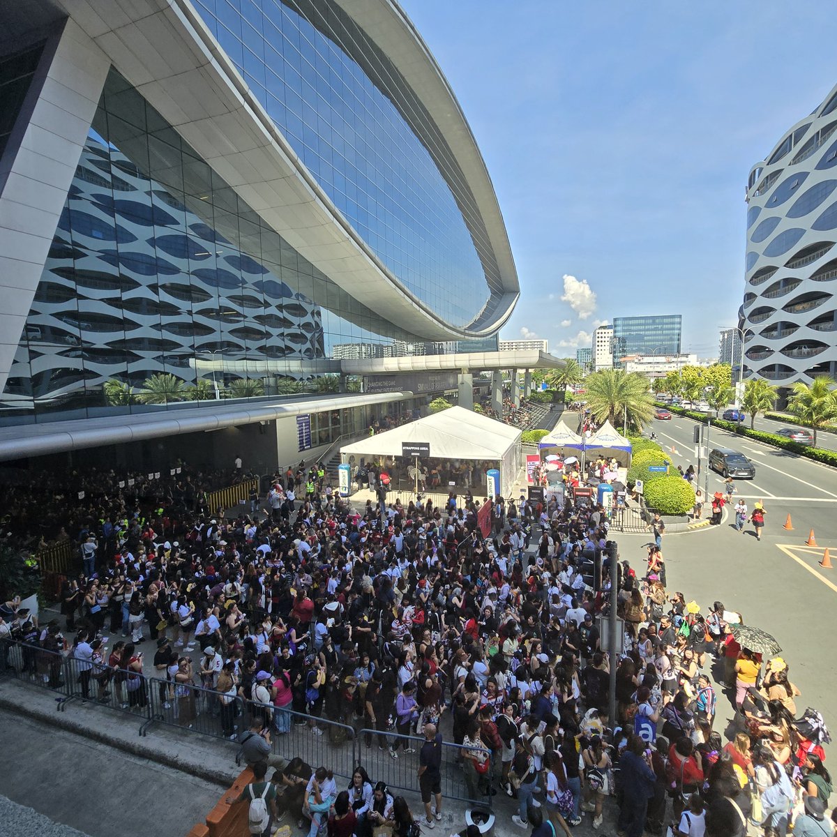 philconcerts's tweet photo. Queue at the Pacific Drive of Mall of Asia Arena for j-hope tonight at 7 p.m. https://t.co/Z9sdbrhN1p
